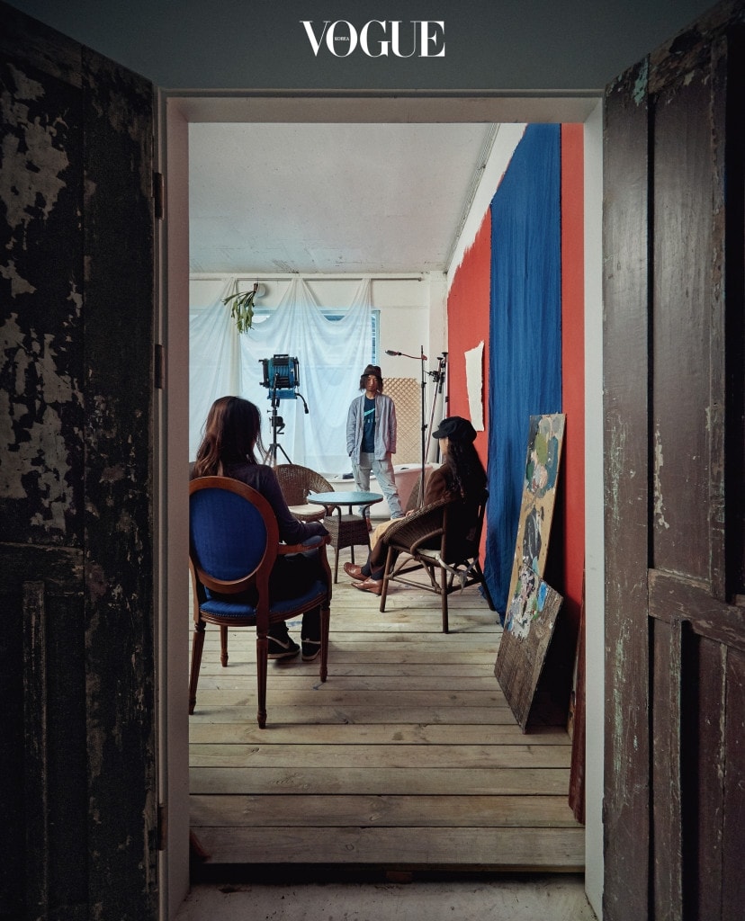 나무로 바닥을 마감한 ‘랄라최 스튜디오’ 작업실. (왼쪽부터)아티스트 주유진, 포토그래퍼 최랄라, 손로디아
