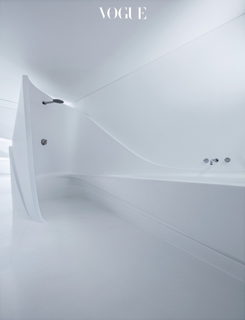 로빈스 집에 온 손님들은 기하학적인 구조의 욕실에 감동하곤 한다. 자하 하디드가 디자인하고 보피(Boffi)사에서 시공한 욕조.