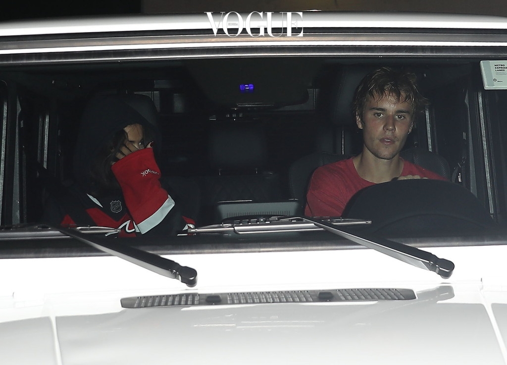 Selena Gomez spotted going back inside her home with Justin Bieber in Los Angeles.  Pictured: Selena Gomez spotted going back inside her home with boyfriend Justin bieber in LA Ref: SPL1614756  011117   Picture by: Pap Nation / Splash News Splash News and Pictures Los Angeles:310-821-2666 New York:212-619-2666 London:870-934-2666 photodesk@splashnews.com 