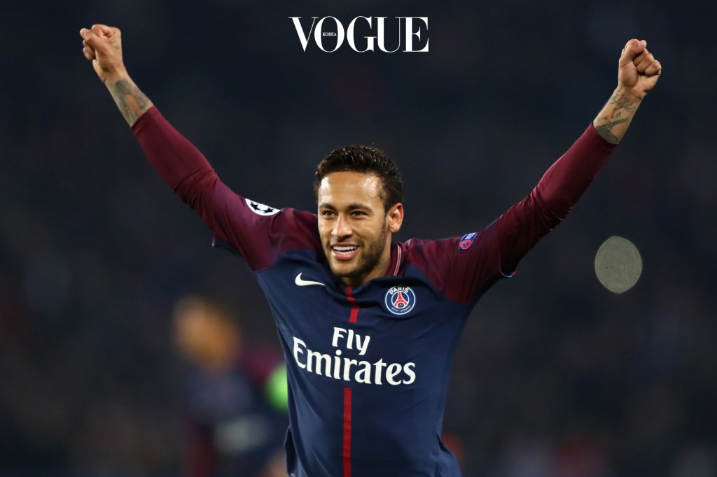 PARIS, FRANCE - OCTOBER 31:  Neymar of PSG celebrates after his free kick leads to the goal scored by Layvin Kurzawa of PSG during the UEFA Champions League group B match between Paris Saint-Germain and RSC Anderlecht at Parc des Princes on October 31, 2017 in Paris, France.  (Photo by Dean Mouhtaropoulos/Getty Images)