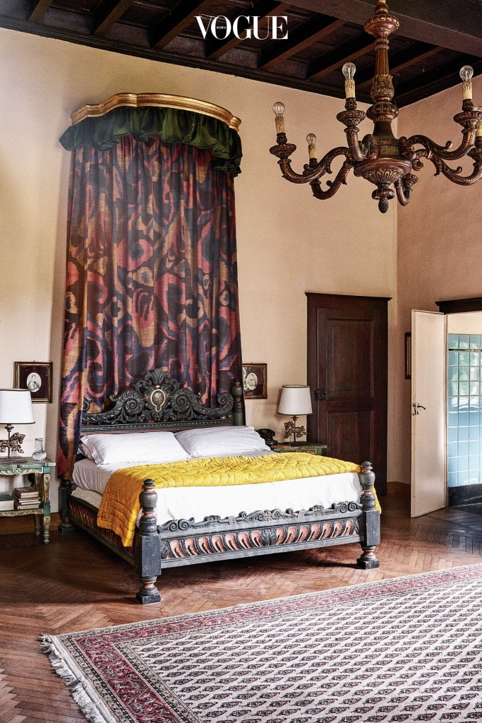 침실 내부는 어두운 색의 목재와 앤티크 가구로 꾸몄다. 침대 뒤의 컬러풀한 바틱 패턴 커튼은 데다르사 제품.