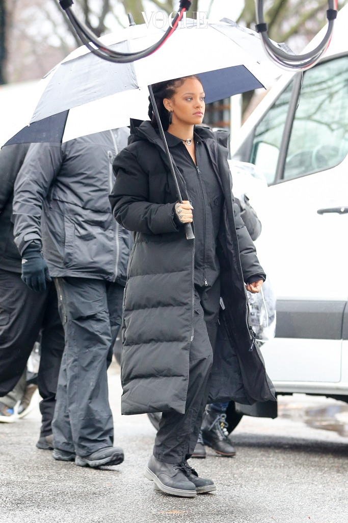 Rihanna spotted holding a umbrella while covering from the rain in Central Park while filming "Ocean's 8" in New York City Pictured: Rihanna Ref: SPL1428562  240117   Picture by: Felipe Ramales / Splash News Splash News and Pictures Los Angeles:310-821-2666 New York:212-619-2666 London:870-934-2666 photodesk@splashnews.com 