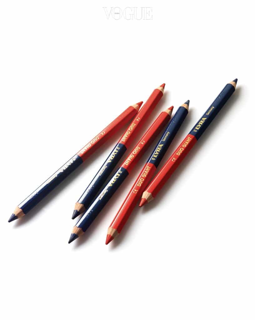 독일 리라(Lyra)의 ‘듀오 자이언트(Duo Giant)’ 연필. 빨간색과 파란색이 양쪽에 있어 편리하다. 상품 수량을 체크할 때나 메모를 하는 등 무언가를 기록할 일이 많은 내게 두 가지 색을 한 번에 번갈아 쓸 수 있는 최적의 연필이다. ‘Giant’라는 이름처럼 일반 연필보다 몸통이 뚱뚱해 그립감이 좋고, 복잡한 책상에서 눈에 잘 띈다. — WxDxH 김재원 대표