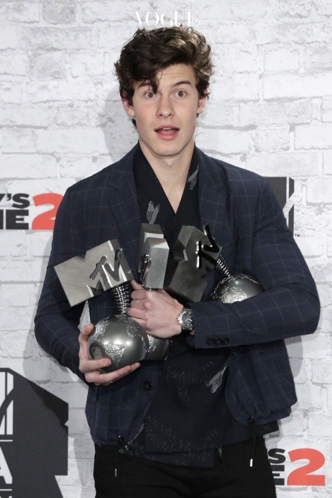 LONDON, ENGLAND - NOVEMBER 12:  Shawn Mendes poses in the winner's room with awards for Biggest Fans, Best Artist and Best Song during the MTV EMAs 2017 held at The SSE Arena, Wembley on November 12, 2017 in London, England.  (Photo by John Phillips/Getty Images for MTV)