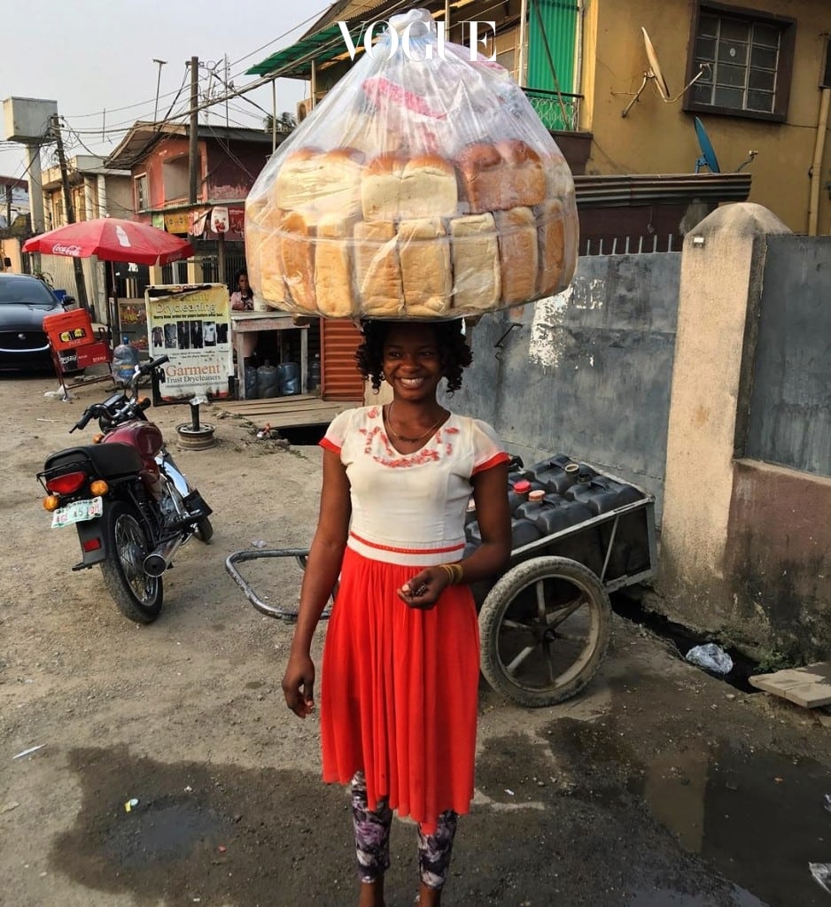 빵을 팔아 돈을 벌기 위해 거리를 지나가던 1989년생 올라주모크 오리사구나는 누군가의 여행 사진에 우연히 찍히며 인생역전 이야기가 시작됩니다. @tiniegram 