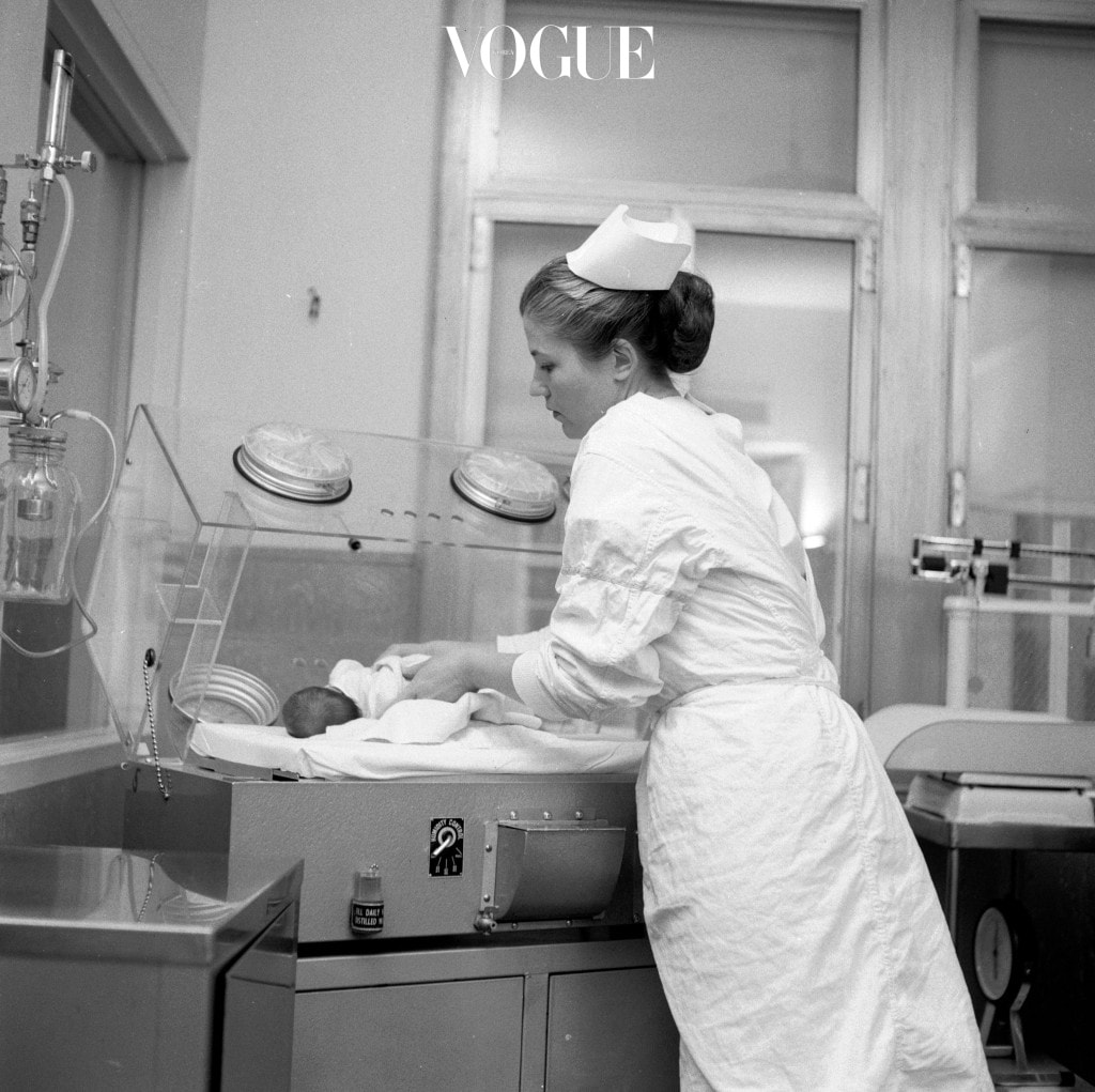 circa 1955:  A nurse lifting a baby out of an incubator at Mount Sinai Hospital in New York.  (Photo by George Heyer/Three Lions/Getty Images)