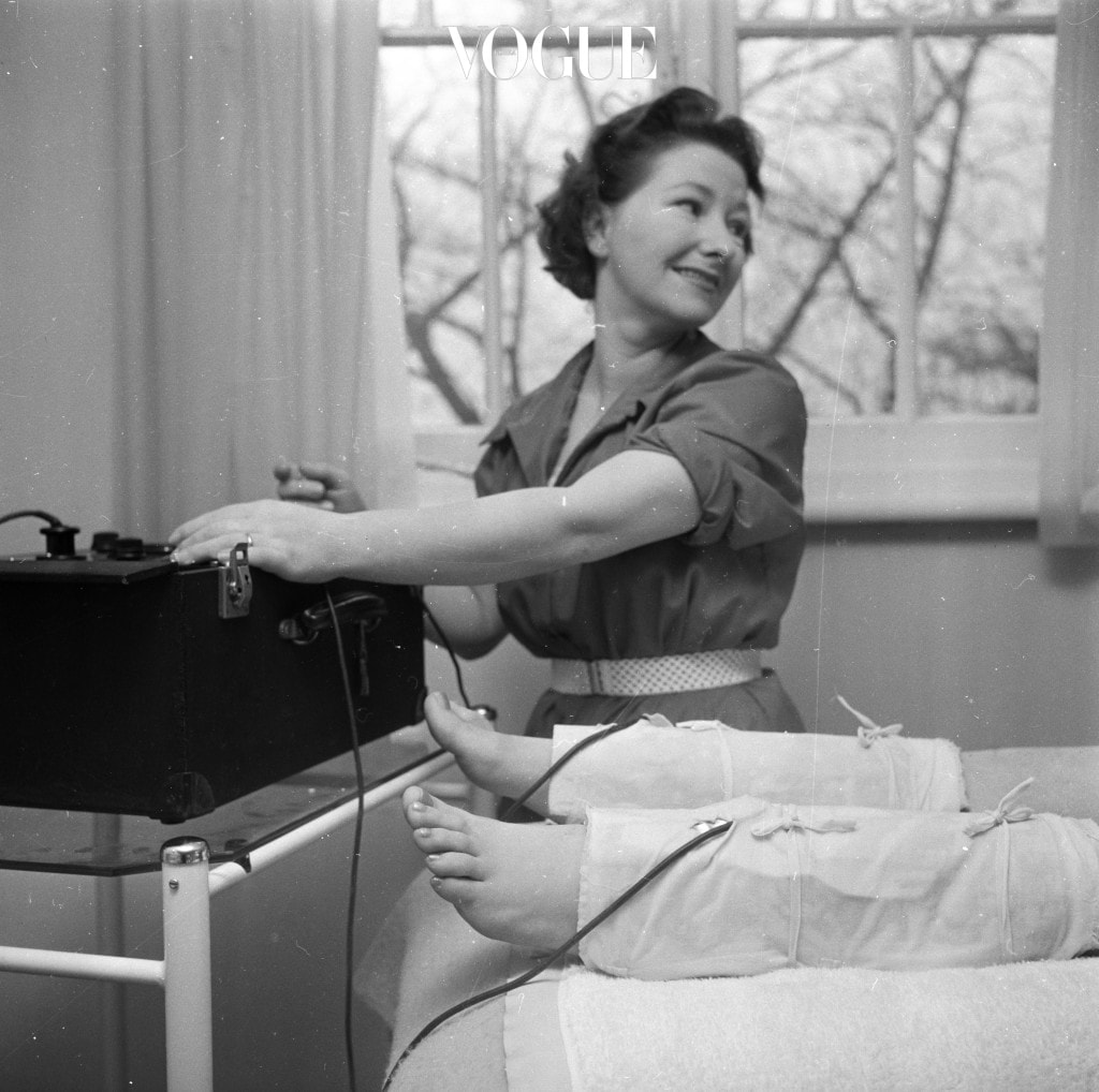 3rd March 1960:  Margot Varley gives electric, ankle-slimming treatment at Britain's only beauty farm at Knebworth in Hertfordshire.  (Photo by Ray Moreton/Keystone Features/Getty Images)