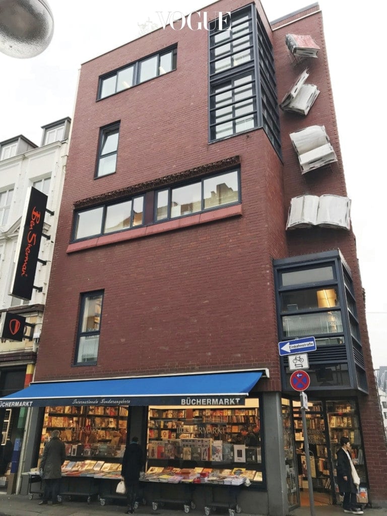 책 조형물로 건물을 꾸민 독일의 예술 전문 서점 ‘Büchermarkt’. 네덜란드의 어린이 전문 서점 ‘Kinderboekwinkel’.