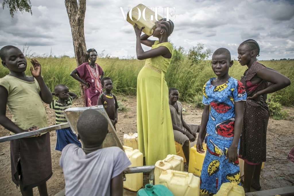 열일곱 살인 니야볼 툿(가운데 노란 원피스)이 우간다의 난민 캠프 안에 마련된 식수 펌프에서 플라스틱 통으로 물을 마시고 있다. 2015년과 2017년 각각 딩카족 군인 네 명과 일곱 명으로부터 강간당해 두 차례 다 임신했다.