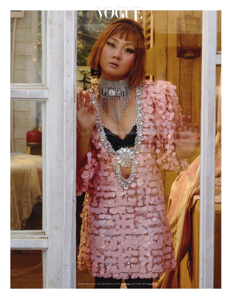 분홍색 시퀸 드레스, 크리스털 목걸이는 미우미우(Miu Miu), 검정 브라는 에어리(Aerie).