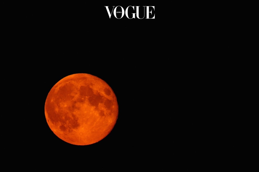 HIGH WYCOMBE, ENGLAND - SEPTEMBER 09:  A blood red Supermoon is seen rising in the sky on September 9, 2014 in High Wycombe, England.  (Photo by Richard Heathcote/Getty Images)