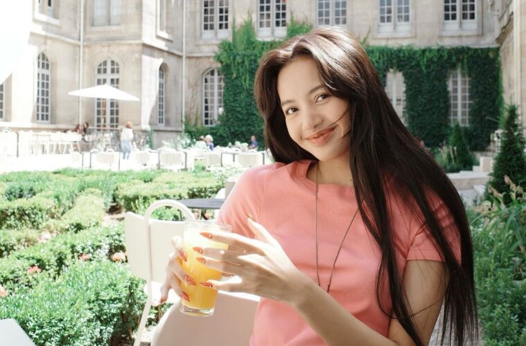 블랙핑크 리사가 선택한, 추억의 여름 샌들 | 보그 코리아 (Vogue Korea)