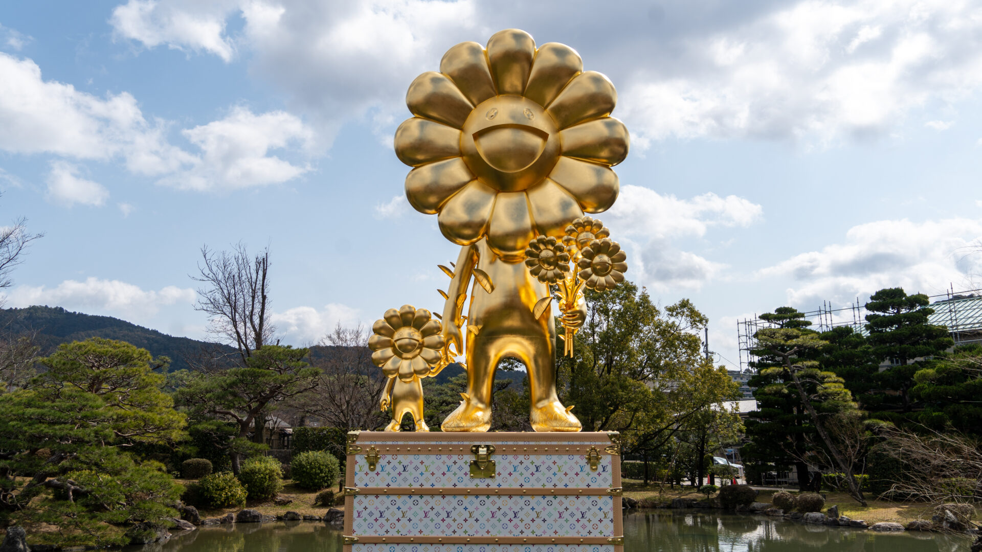 <보그> 독점 공개! 교토를 정복한 무라카미 다카시의 황금 조각상