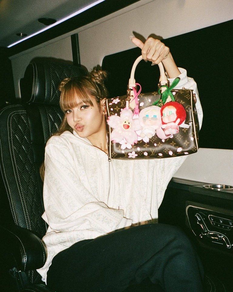 단 하루! 블랙핑크 리사의 플리마켓 오픈 | 보그 코리아 (Vogue Korea)