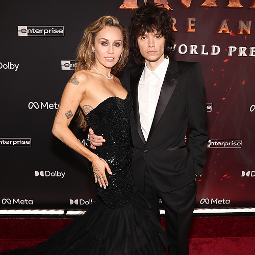 마일리 사이러스, 맥스 모란도와 약혼 | 보그 코리아 (Vogue Korea)