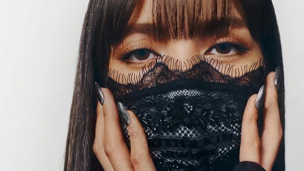 리사, 키스 우먼 2026 봄 컬렉션 게스트 디자이너 참여 | 보그 코리아