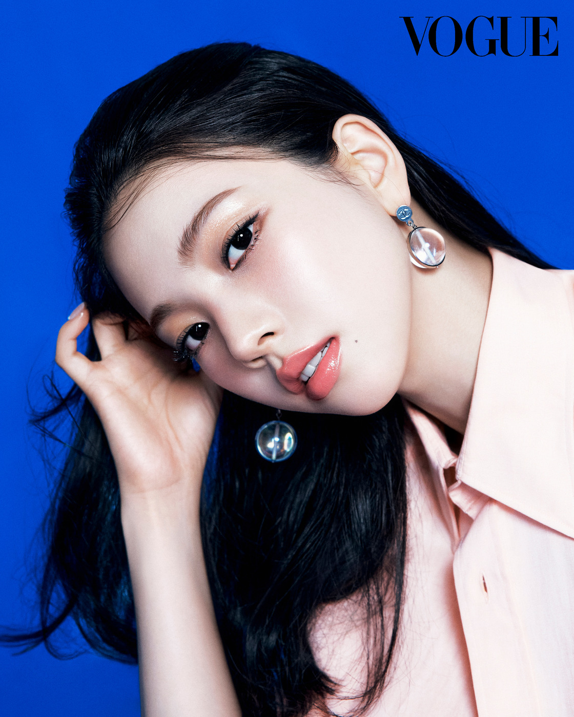 Coral Flush입술은 샤넬 뷰티 ‘루쥬 코코 글로스 #460 슈페르포지시옹’을 립 라인보다 살짝 크게 채워생생한 컬러와 도톰한 윤기를 강조한다. 눈매는 ‘레 베쥬 아이섀도우 팔레트 #웜’의음영 컬러로, 언더에는 ‘스틸로 옹브르 에 꽁뚜아 #66 스위트 핑크’를 가볍게 발라부드러운 기운을 남긴다. 치크는 ‘듀오 드 밤 #퓨어 글로우’의 진한 핑크를 눈동자 아래부터광대뼈 부위까지 손끝으로 두드려 혈색을 올린 것. 연한 핑크를 앞 광대뼈 부위에서눈머리와 눈두덩까지 이어 발라 얼굴에 자연스러운 윤곽을 살린다.