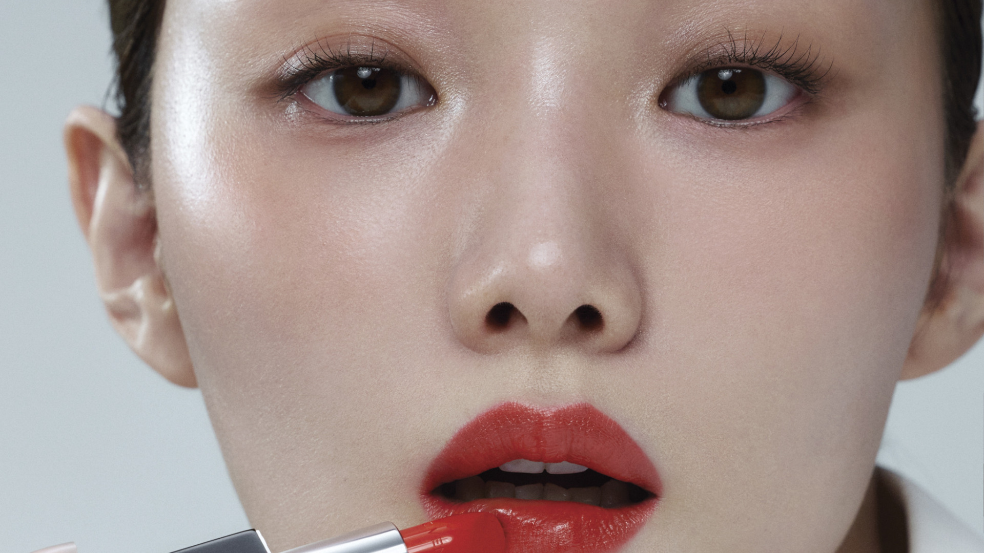 강렬한 입술, 잊을 수 없는 이성경